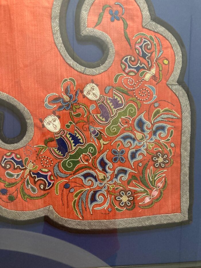 Exceptional  Chinese embroidered silk wedding collar - Image 2