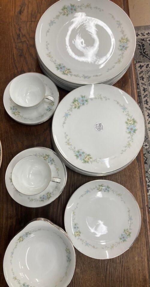 27 pieces Noritake Delphine setting